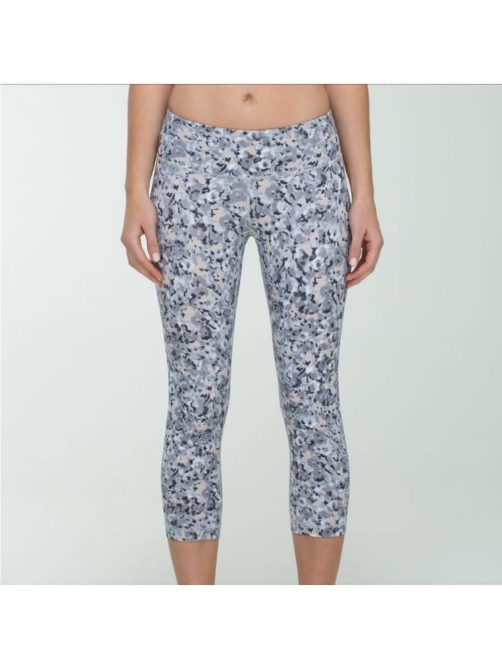 Lululemon Wunder Under Crop Not So Petite Fleur Silver Spoon/Silver Spoon, 6